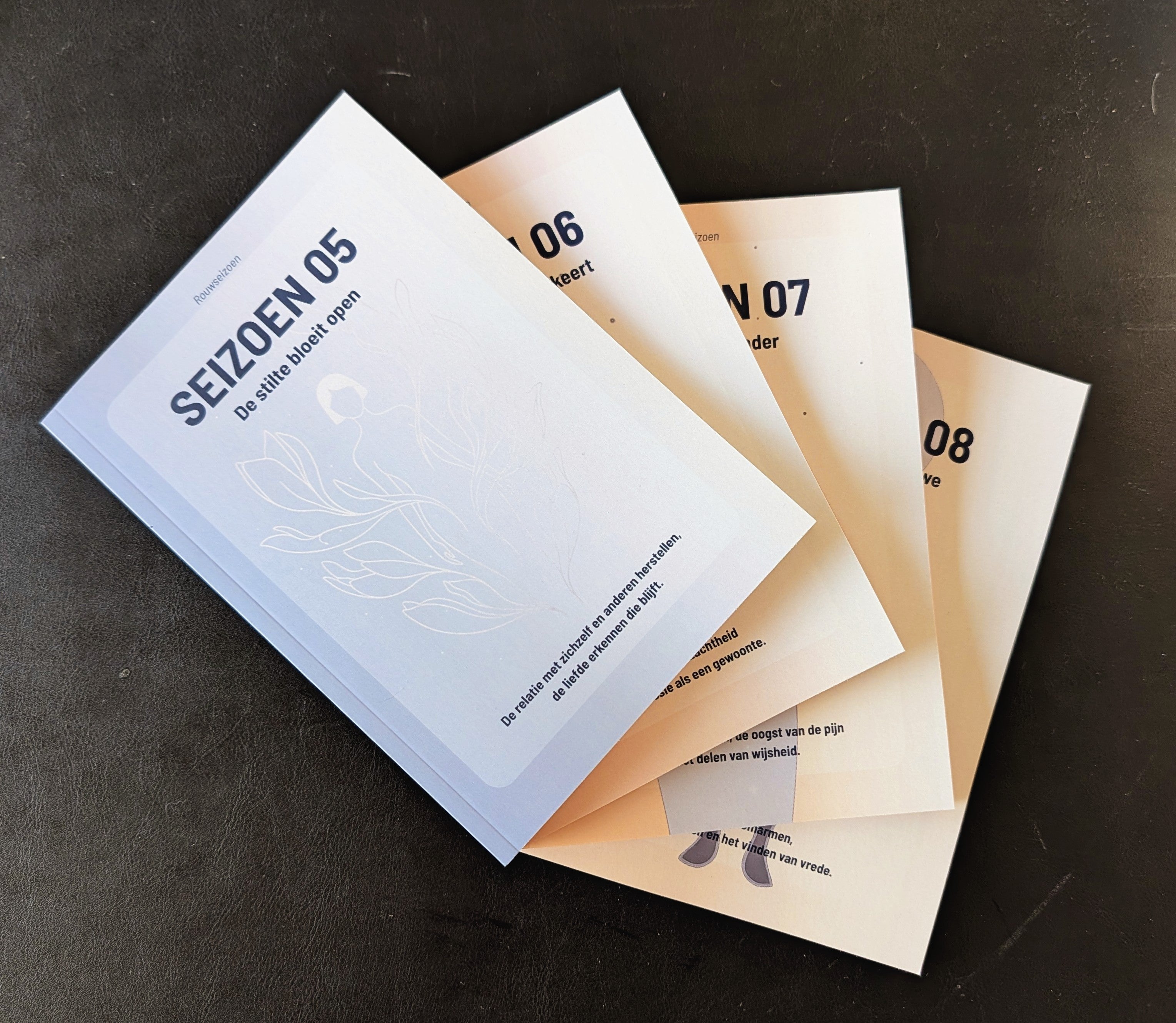 reflectieboeken Rouwseizoenen seizoen 05 t.e.m. seizoen 08 op elkaar gestapeld