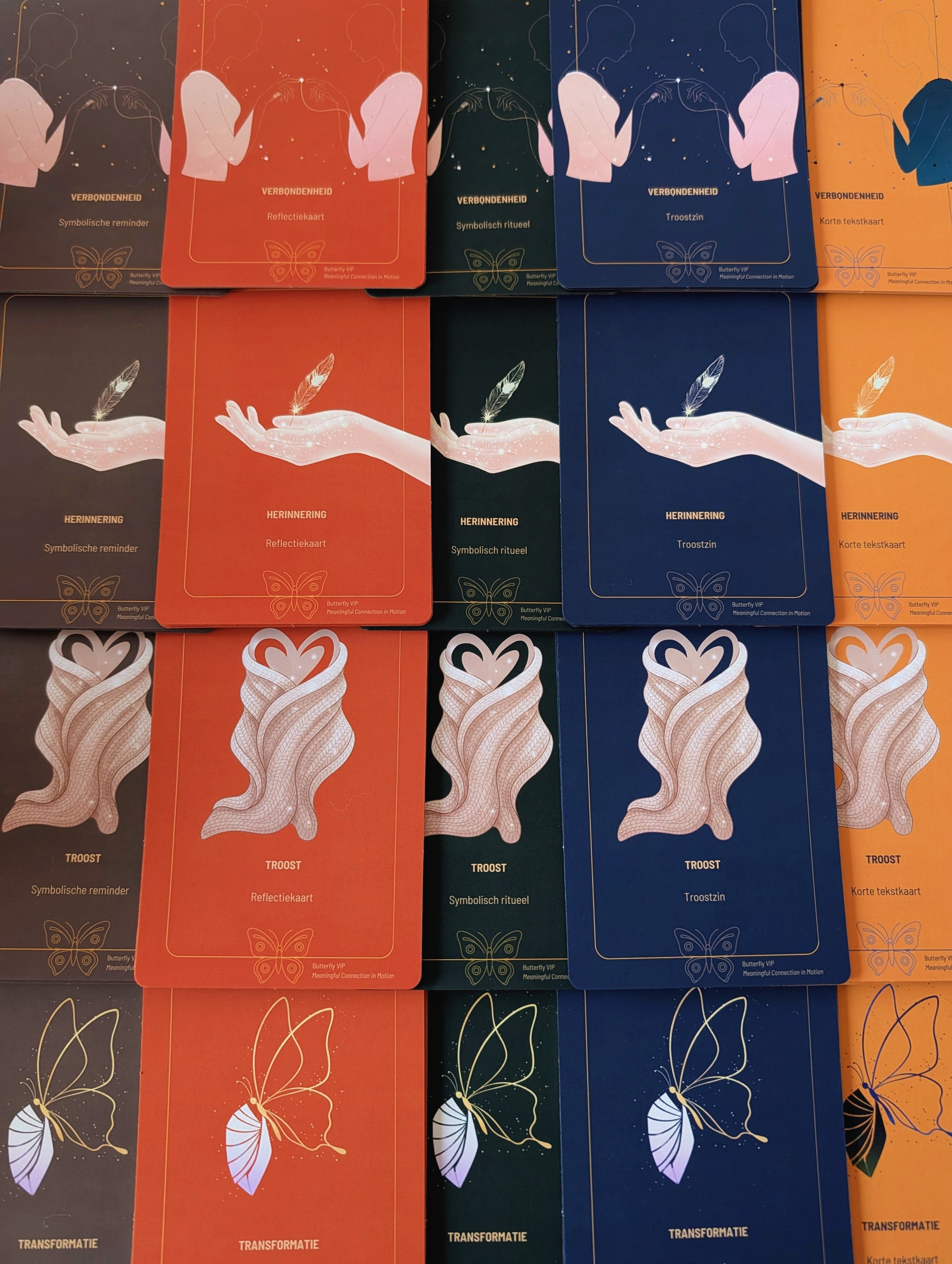 betekeniskaarten Rouwthema's op elkaar gestapeld, de verschillende typen kaarten zichtbaar