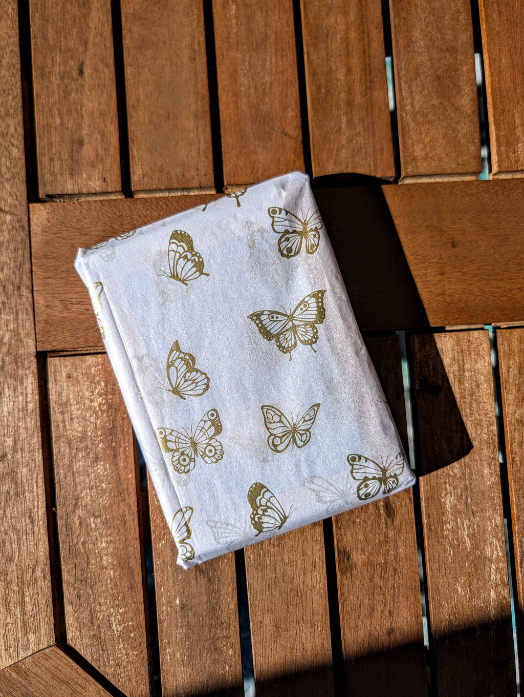 Een doosje betekeniskaarten ingepakt met vlinderpapier.