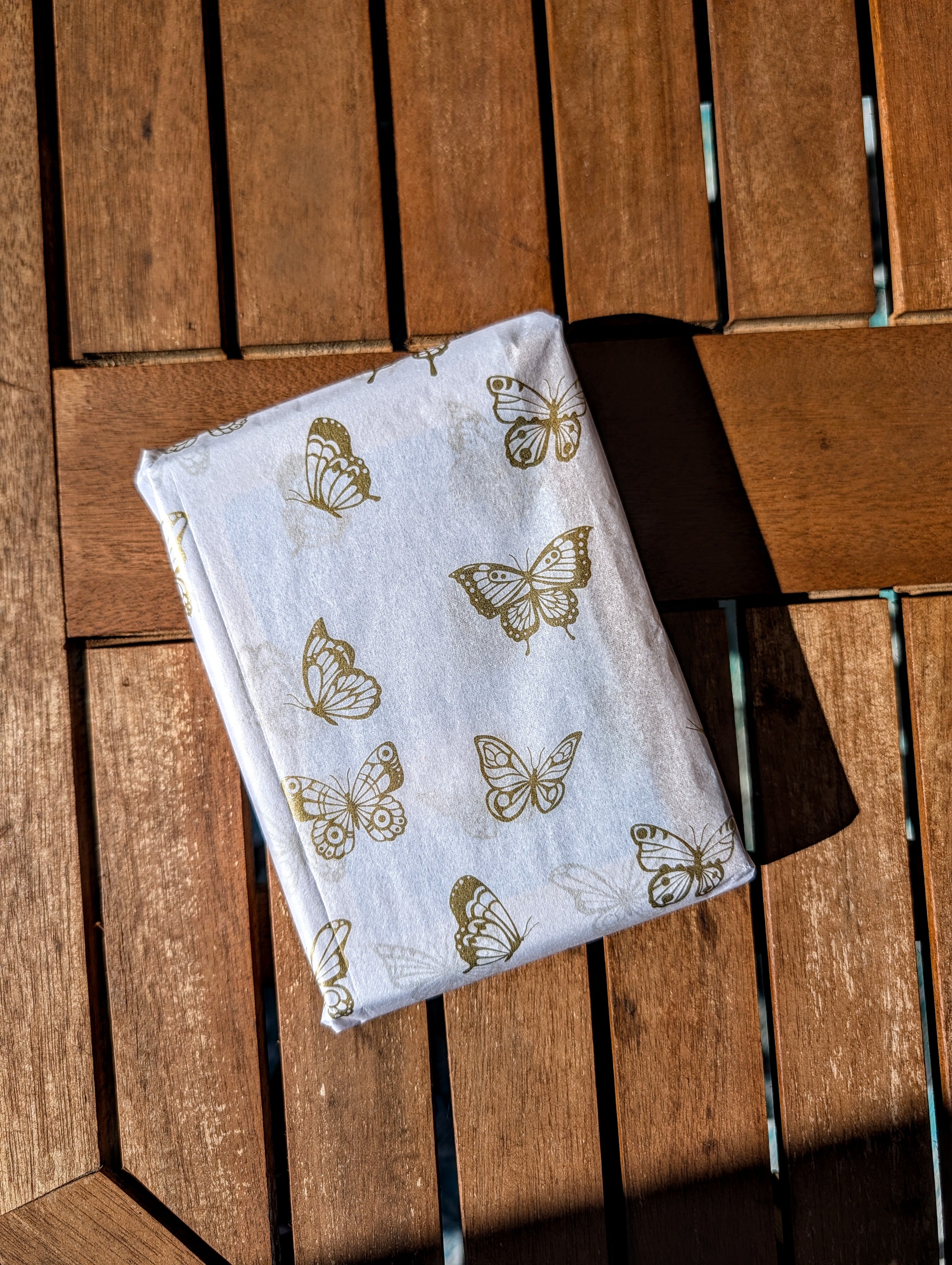 Een doosje betekeniskaarten ingepakt met vlinderpapier.