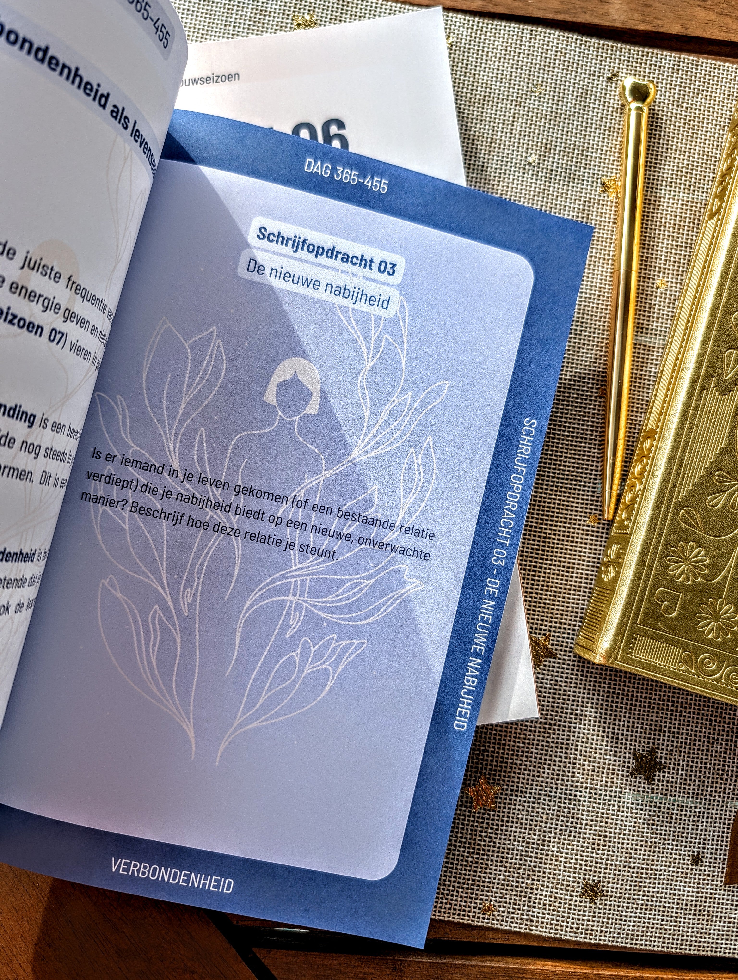 Boek opengeslagen op een schrijfopdracht uit Seizoen 05.